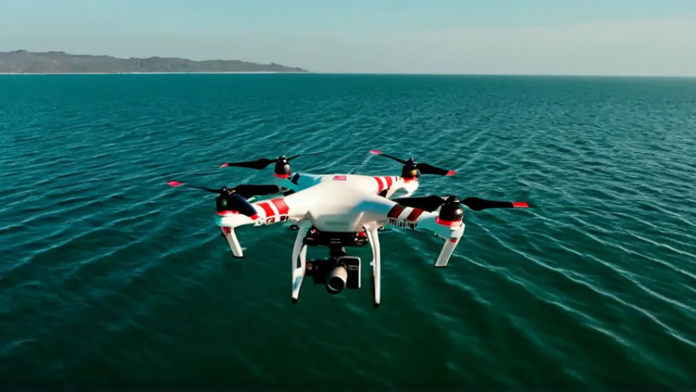 Moment dramatic: Drona agricolă salvează un pescar din apele Chinei