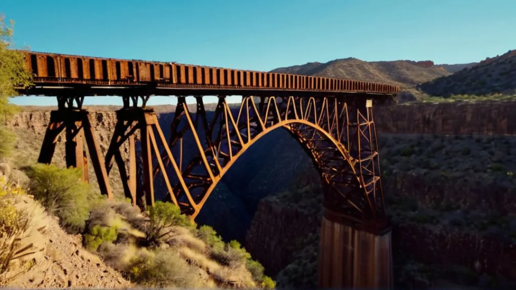 Aventură uimitoare în Mexic: Extremiștii traversează un canion pe un vechi pod feroviar