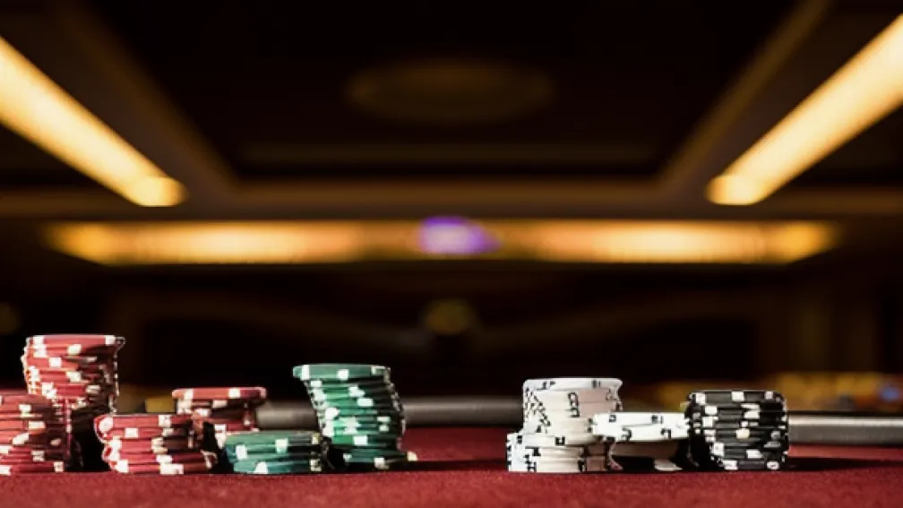 Poker în Asia: Un jucător german, aproape de victorie. Cine domină turneele Triton?