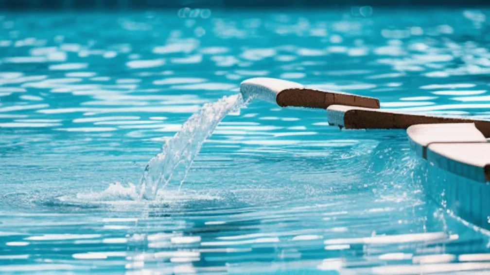 Tragedie la piscină: Max aruncat în apă, acum este paralizat – Un accident nefericit în Chemnitz