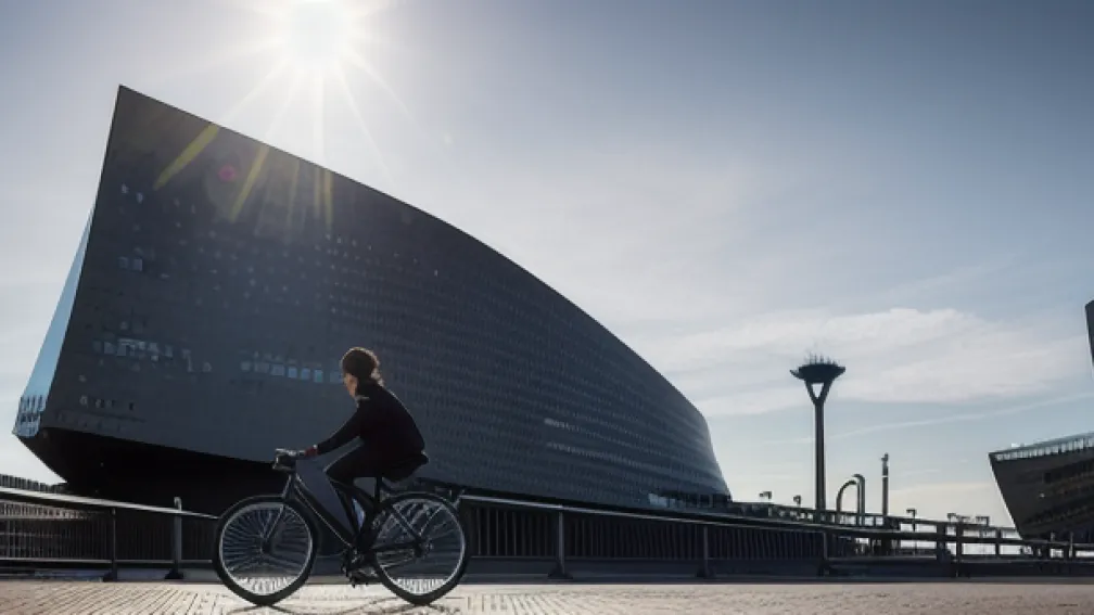 Salt mortal spectaculos cu bicicleta pe simbolul Hamburgului: Elbphilharmonie!