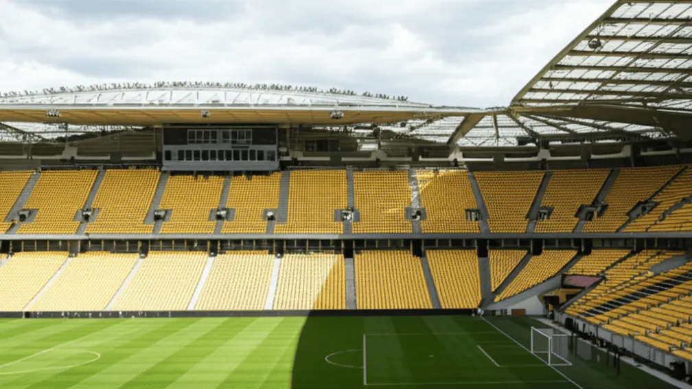 Acum 15 ani - Fanii s-au strecurat în secret pe stadion