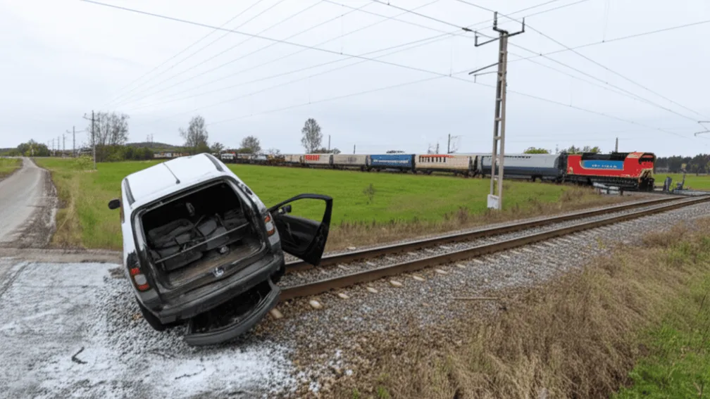 Accident feroviar în Belgia: Tren lovește violent o mașină
