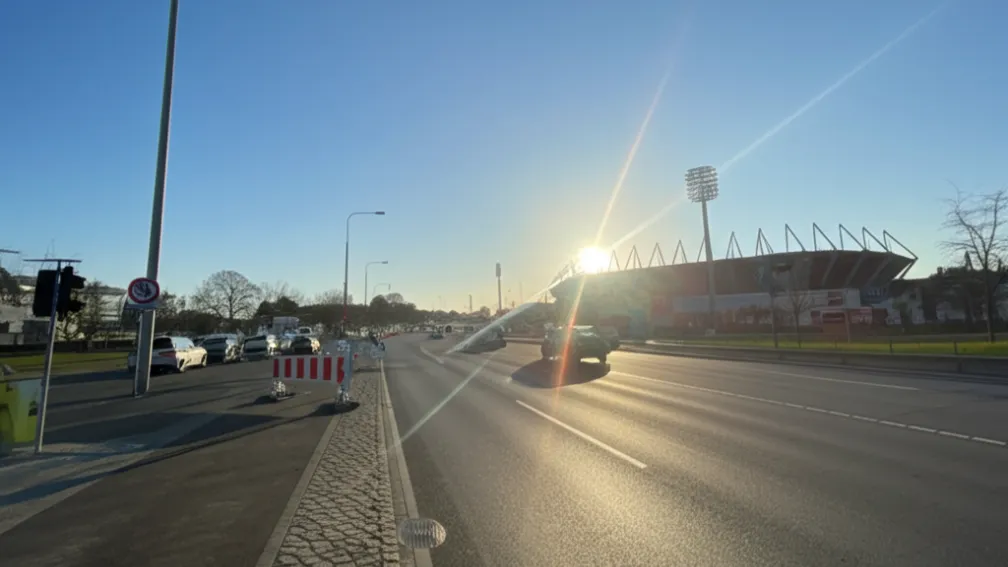 Accident în Kaiserslautern: Soarele a orbit șoferul, implicând o motocicletă
