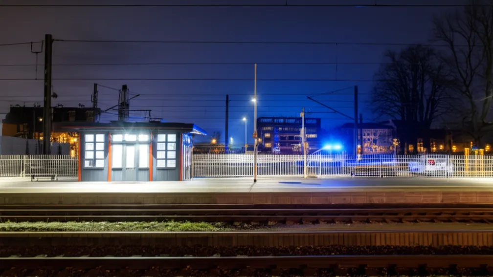 Atac la poliție în Elmshorn: Tânără de 16 ani aruncă cu sticla în ofițeri