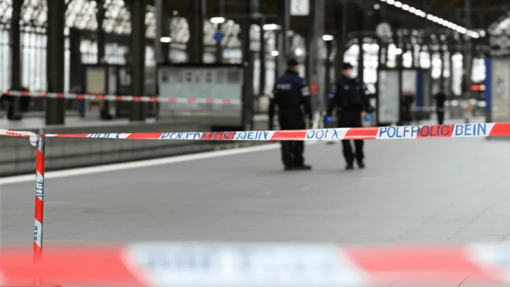Köln - Un bărbat beat (33 de ani) lovește polițiști în gară