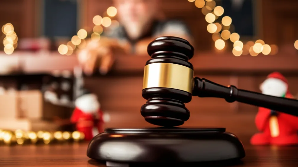 Moș Crăciun în fața justiției - Acuzat că a lovit un băiat (4 ani) cu un brad?