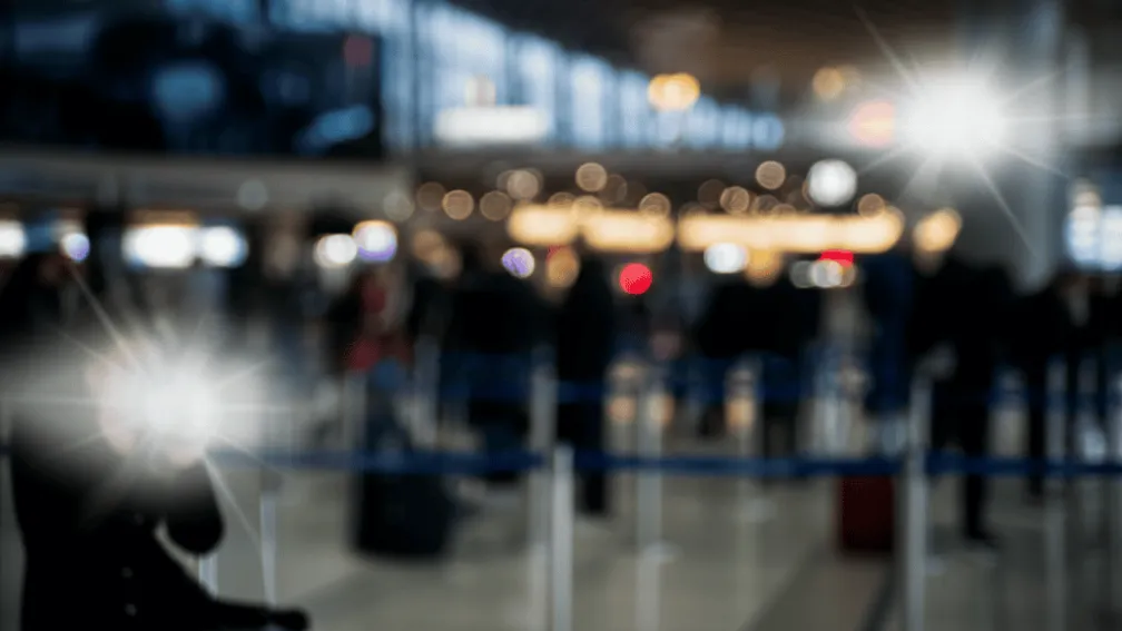Apariție bizară a lui Britney Spears pe aeroport - Bodyguard-ul poartă „bebelușul” lui Britney