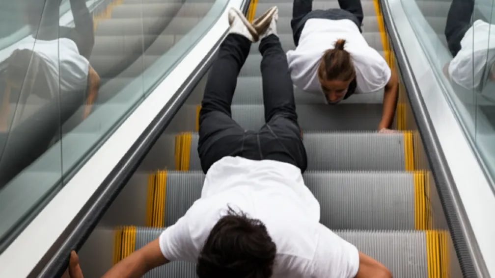 Parkour pe scări rulante: Tineri studenți uimesc în Franța