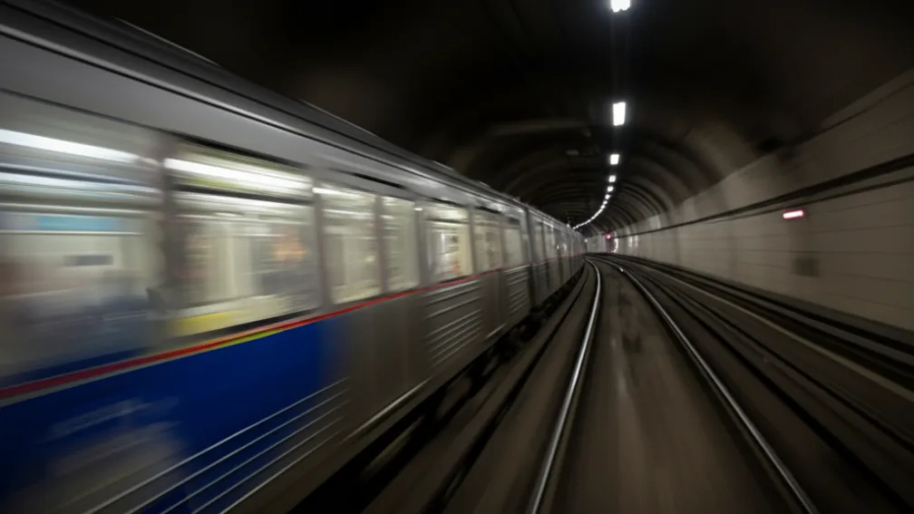 Turist riscă viața în metroul din Madrid
