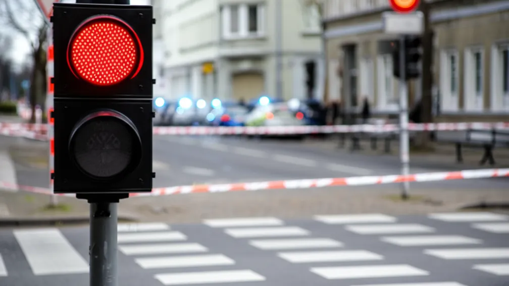 Accident grav în Bremen: Tânăr de 14 ani, lovit de mașină pe roșu