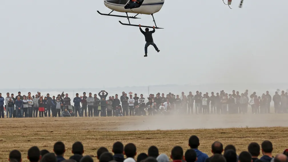 Incident bizar - Un bărbat se agață de un elicopter