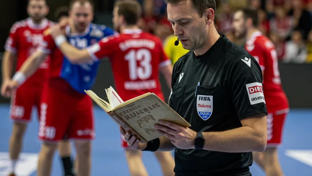 În mijlocul jocului - Arbitrii răsfoiesc brusc regulamentul