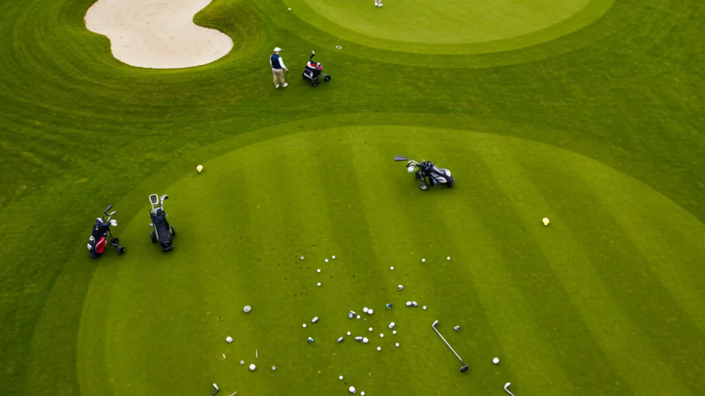 Fractură de maxilar! Jucătorii de golf se bat brusc