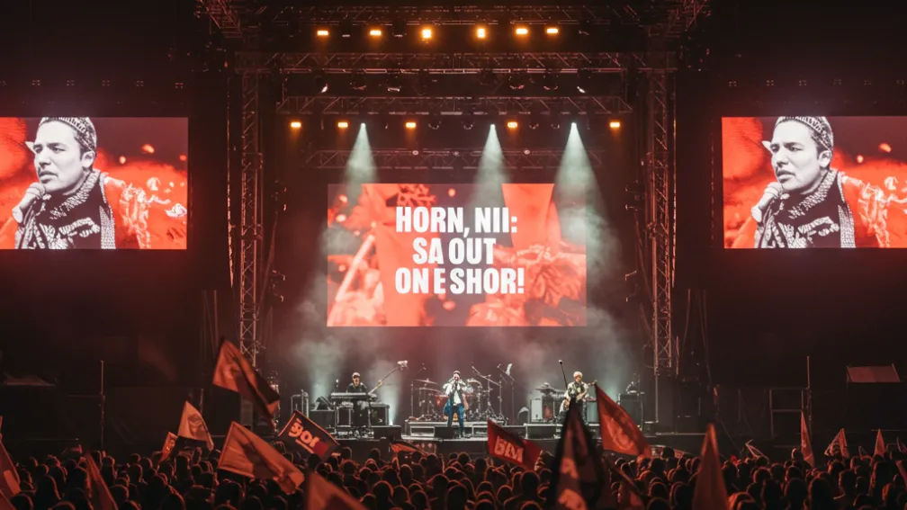 Scandal la Festivalul Coachella: Trupa hip-hop irlandeză Kneecap a afișat lozinci anti-Israel și a acuzat de genocid