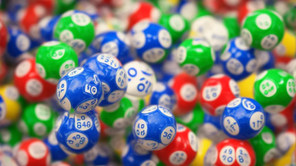 Câștigătorul Powerball de 167,3 milioane de dolari aresteat pentru agresiune asupra unui ofițer de poliție