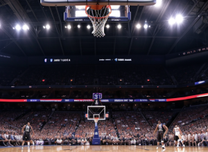 Fost jucător de la Bayern München, Chris Richards, văzut la un meci din playoff-ul NBA în New York