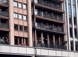 Incendiu major la un balcon în Frankfurt: Locuitorii, evacuați, pagube estimate la zeci de mii de euro