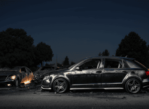 Incendiu la un Audi în Bremen: Flăcările au avariat și alte două mașini, poliția investighează o posibilă incendiere