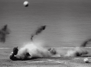 Accident dur în baseball: Jucătorul de la Cincinnati Reds s-a lovit de peretele stadionului