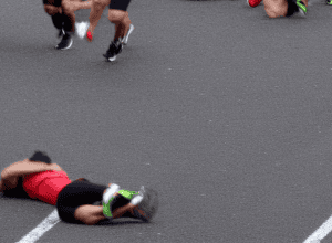 Moment dramatic la maratonul din Boston: un alergător a rămas fără control asupra picioarelor chiar înainte de sosire