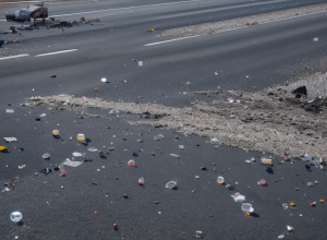 Haos pe autostradă lângă Gießen: Un camion a pierdut încărcătura de sticle, traficul este blocat