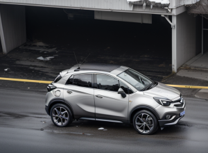 Mașină Opel Mokka avariată în parcarea unui magazin din Stadtbergen, Germania: Poliția face apel la martori