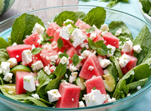 Hitul verii: Salată răcoritoare cu pepene roșu și feta, cu mentă proaspătă
