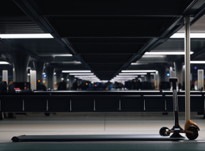 Haos pe aeroport: Un bărbat beat a condus un scuter de mobilitate pe banda de bagaje până la poartă