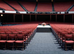 Văduva lui Charlie Kirk, Erika Kirk, a izbucnit în lacrimi la ceremonia comemorativă din Glendale