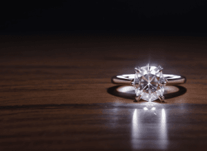 Dramă cu diamant la „Vocea Germaniei”: Shirin David și-a pierdut inelul de un carat după ce a îngenuncheat în fața unei concurente