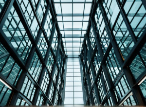 Managerii femei se confruntă cu stereotipuri și jocuri de putere în mediile corporative dominate de bărbați