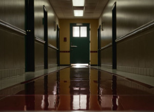 Descoperire macabră într-o toaletă școlară: Pată de sânge și un mesaj misterios