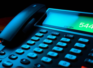 Escrocherii telefonice: Cum sunt înșelați vârstnicii prin contracte nedorite