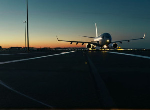 Incident de Securitate pe Aeroportul din Köln: Doi Pasageri au Alergat pe Pistă după Avionul Pierdut