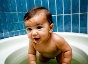 Bebeluş nou-născut salvat dintr-un rezervor de toaletă în Bangkok