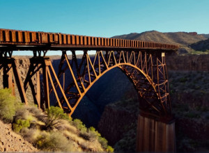 Aventură uimitoare în Mexic: Extremiștii traversează un canion pe un vechi pod feroviar