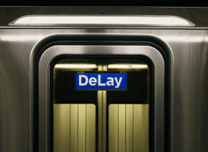 Scandal în metrou: Un pasager beat a blocat ușile și a oprit trenul