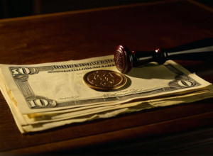 Scandal în instanța din Dresda: Avocatul văduvei acuzate de crimă a încasat 117.000 de euro din contul ei