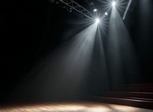 Kevin Spacey Dezminte Zvonurile despre Lipsa Adăpostului și Anunță Revenirea pe Scenă