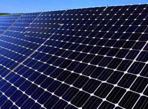 Cercetătorii MIT Dezvăluie o Descoperire în Panourile Solare: S-a Atinge Eficiența de 50%