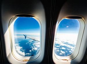De ce nu este permis să închidem obloanele ferestrelor în timpul decolării și aterizării?