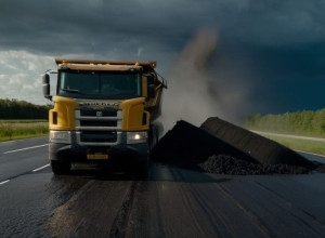 Camion răsturnat: Drumul L1107 blocat ore în șir