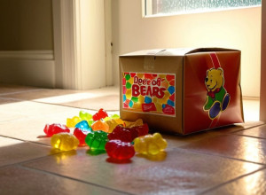 Misterul bomboanelor gumate din Weimar: Un colet furat, înlocuit cu o pungă de jeleuri