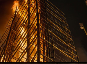 Incendiu devastator în Hong Kong: Schele de bambus în flăcări, morți și răniți