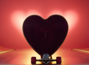 Skateboard-ul Semnat de Tony Hawk, la Licitație pentru O Cauză Nobilă: Ajutor pentru Copii