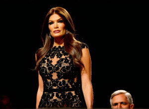 Ambasadoarea SUA Kimberly Guilfoyle a provocat un scandal la Atena cu o rochie transparentă din dantelă