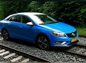 Miracol la Hamburg: Femeie de 64 de ani scapă nevătămată după ce mașina i-a fost târâtă 100 de metri de un tren S-Bahn