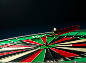 Superstarul de Darts Michael Smith și-a zgâriat fruntea cu o săgeată în timpul meciului