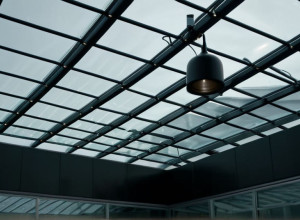 Angajatul "plutitor": Un spălător de geamuri devine senzație online